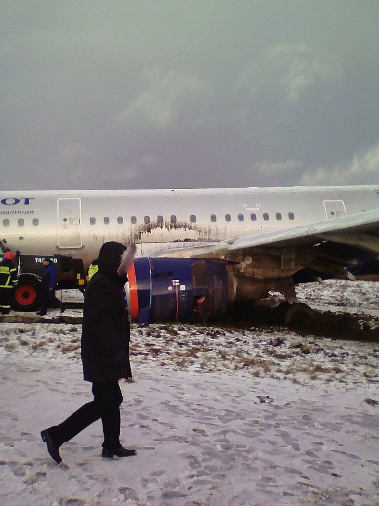 Рассказ пассажирки самолета, аварийно севшего в Калининграде: эвакуировалась босиком