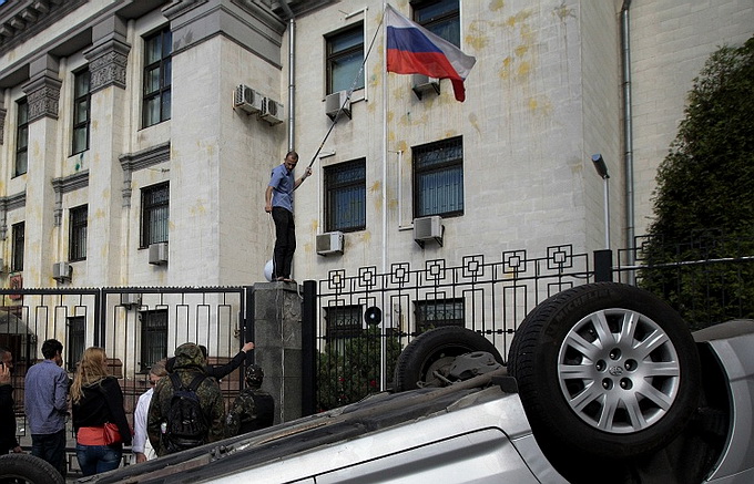 У Турчинова похвалились, как «кошмарят» российских дипломатов на Украине 