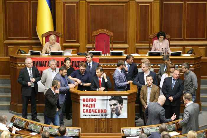 Из героев — в предатели: в Раде Савченко официально обвинили в госизмене и сняли с должности 