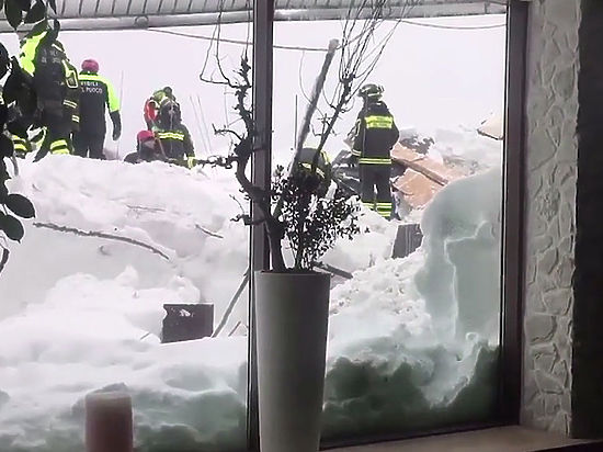 Погребенные под снегом в итальянском отеле жгли костры, чтобы выжить