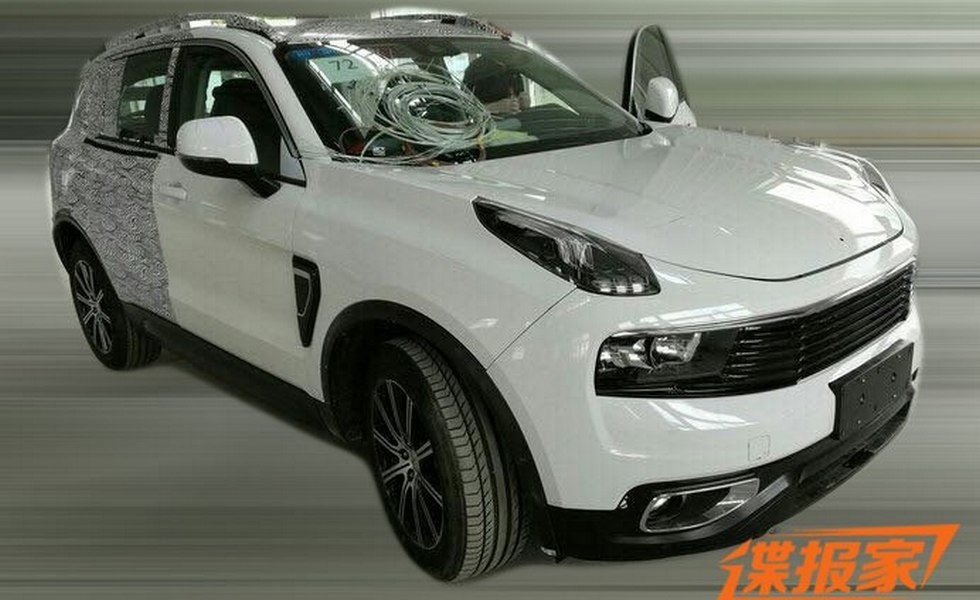 Кроссовер Lynk&Co 01 начал сбрасывать камуфляж