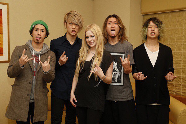 Avril Lavigne спела с популярной японской группой
