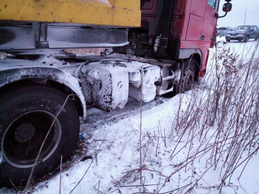 В Киевской области местные депутаты и население не дали тайно разгрузить фуру с львовским мусором 