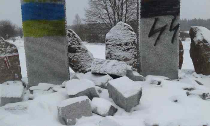 Во Львовской области взорвали и осквернили памятник полякам, убитым нацистами СС «Галичина» в 1944 году