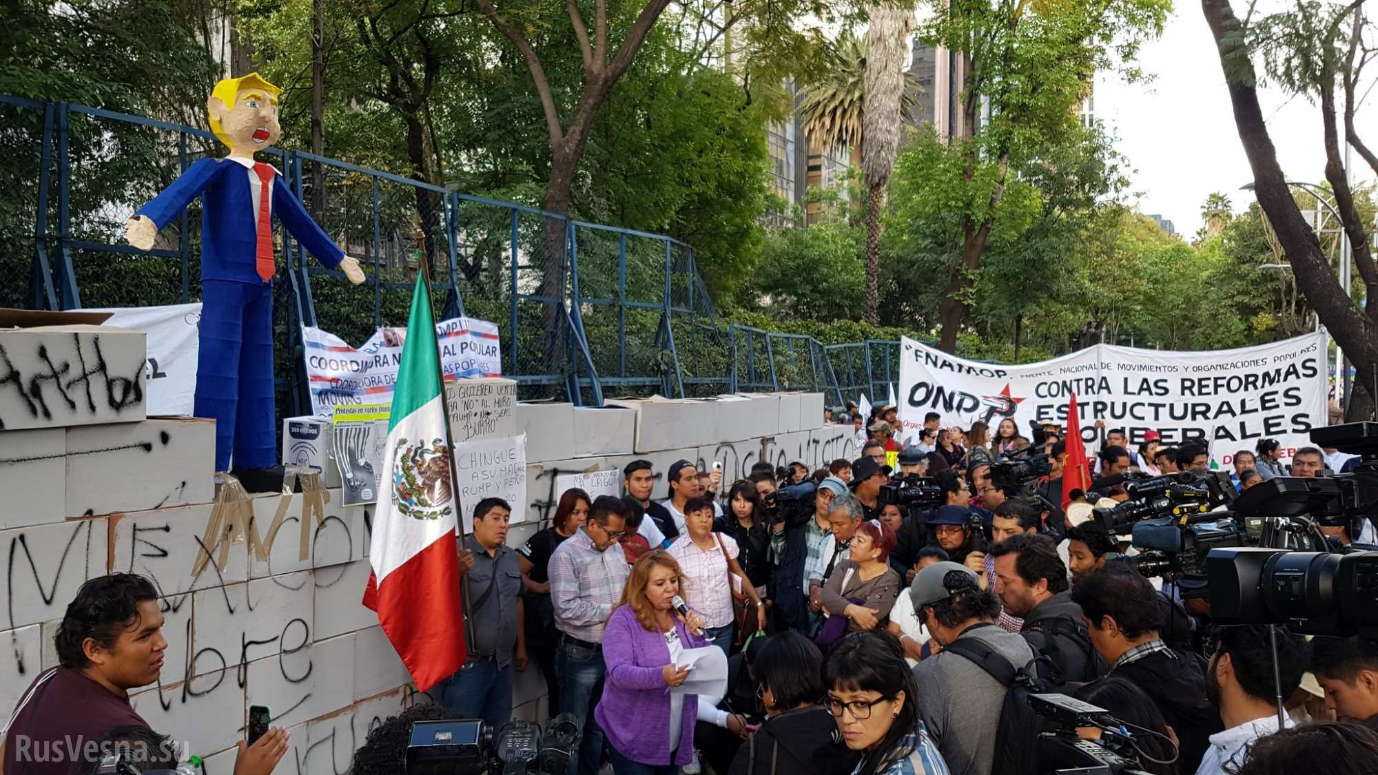 В Мексике противники Трампа построили «стену» из коробок у посольства США (ФОТО, ВИДЕО)