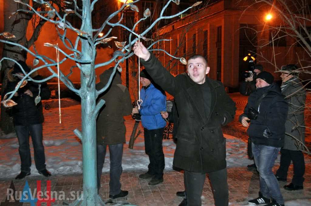 Кованные сердца Донецка: кузнецы поздравили дончан с днем влюбленных (ФОТО)