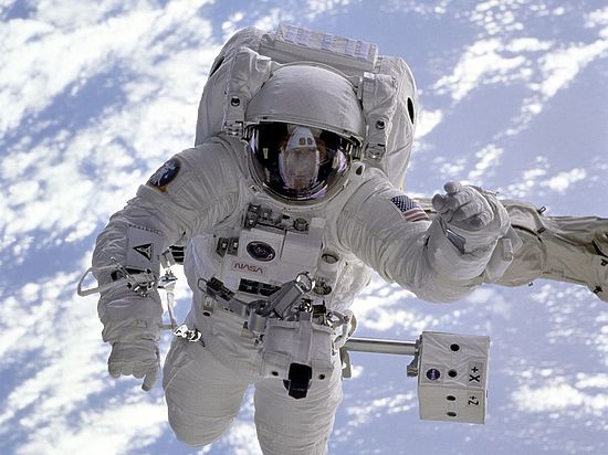 Астронавты-близнецы помогли ученым выяснить, что космос временно «омолаживает» человека