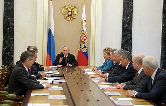 Новости России: Путин и члены Совбеза РФ обсудили ситуацию на Донбассе