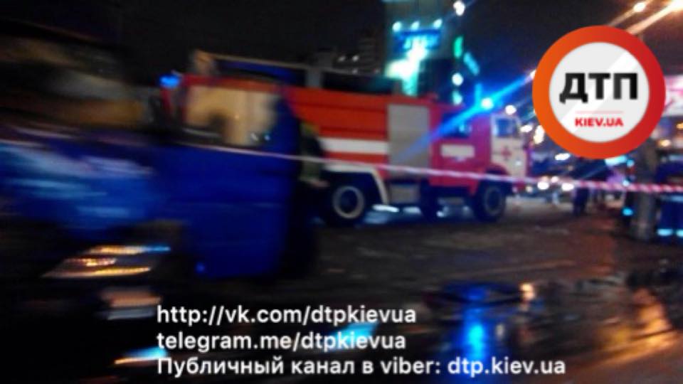 В Киеве произошло смертельное ДТП: столкнулись «Мерседес» и «Фиат», женщина умерла на месте, а девочка — в реанимации 
