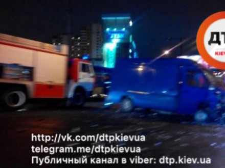 В Киеве произошло смертельное ДТП: столкнулись «Мерседес» и «Фиат», женщина умерла на месте, а девочка — в реанимации 