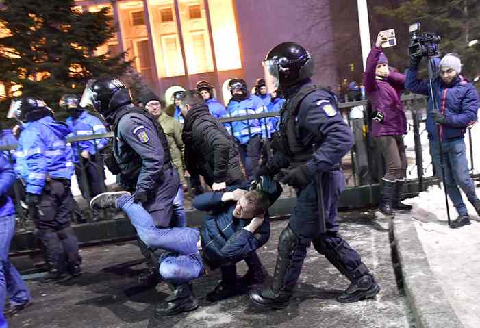 Массовые беспорядки в Румынии: на улицы вышли 100 тыс. протестующих (ФОТО)