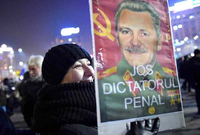 Массовые беспорядки в Румынии: на улицы вышли 100 тыс. протестующих (ФОТО)