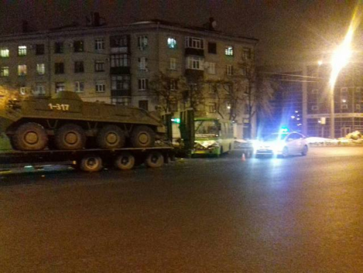 В Харькове маршрутка с пассажирами столкнулась с прицепом для перевозки танков 