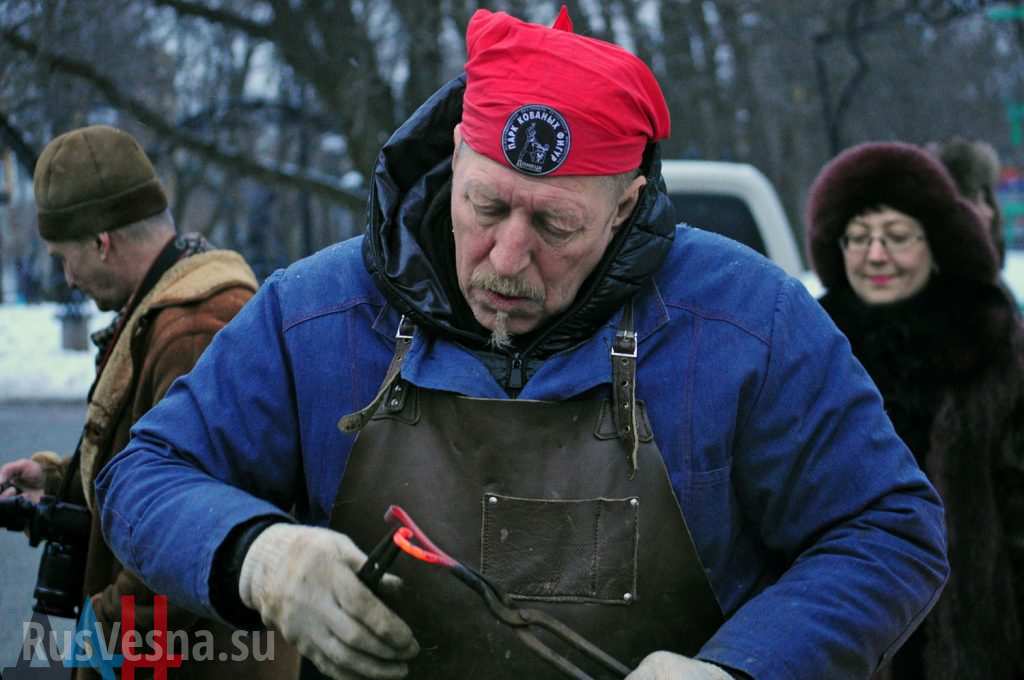 Кованные сердца Донецка: кузнецы поздравили дончан с днем влюбленных (ФОТО)