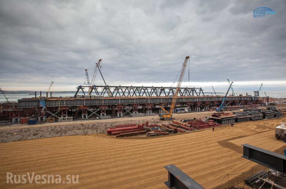 Уникальная архитектура: строители начинают сборку арок Крымского моста (ФОТО)