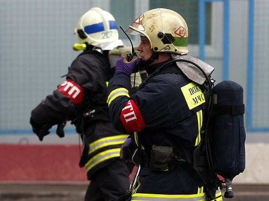 Причиной московского пожара, в котором погиб спасатель, могла стать свеча