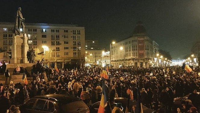 У здания правительства Румынии протестуют около 150 тысяч человек