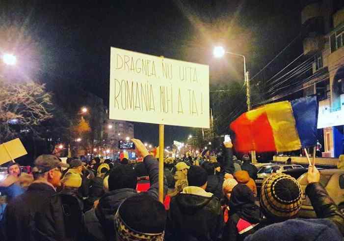 У здания правительства Румынии протестуют около 150 тысяч человек