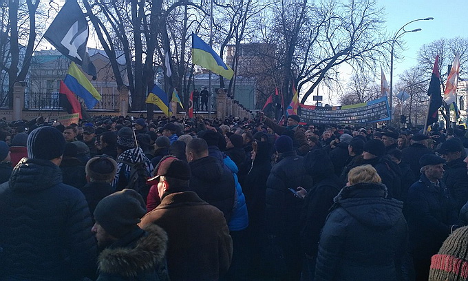 Боевики АТО пикетируют администрацию Порошенко 