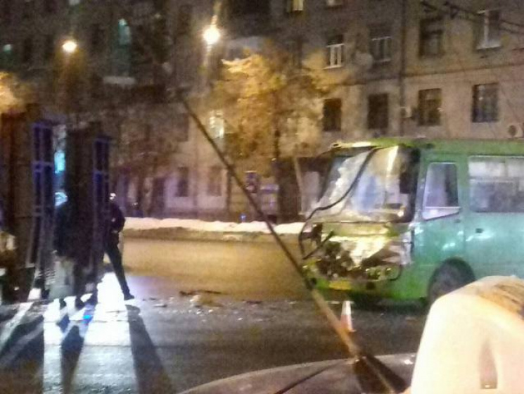 В Харькове маршрутка с пассажирами столкнулась с прицепом для перевозки танков 