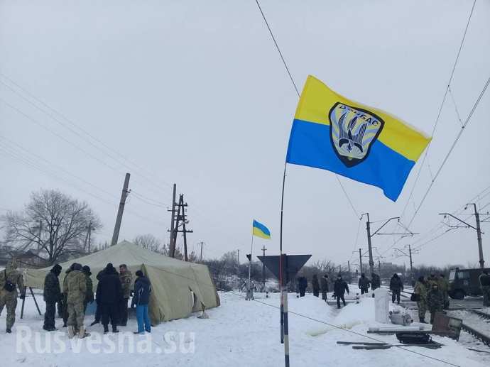 СРОЧНО: Радикалы, блокирующие сообщение с Донбассом, призвали к вооруженному сопротивлению