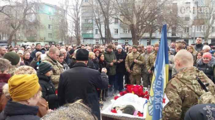 В Запорожье на похоронах боевика «АТО» встали на колени 