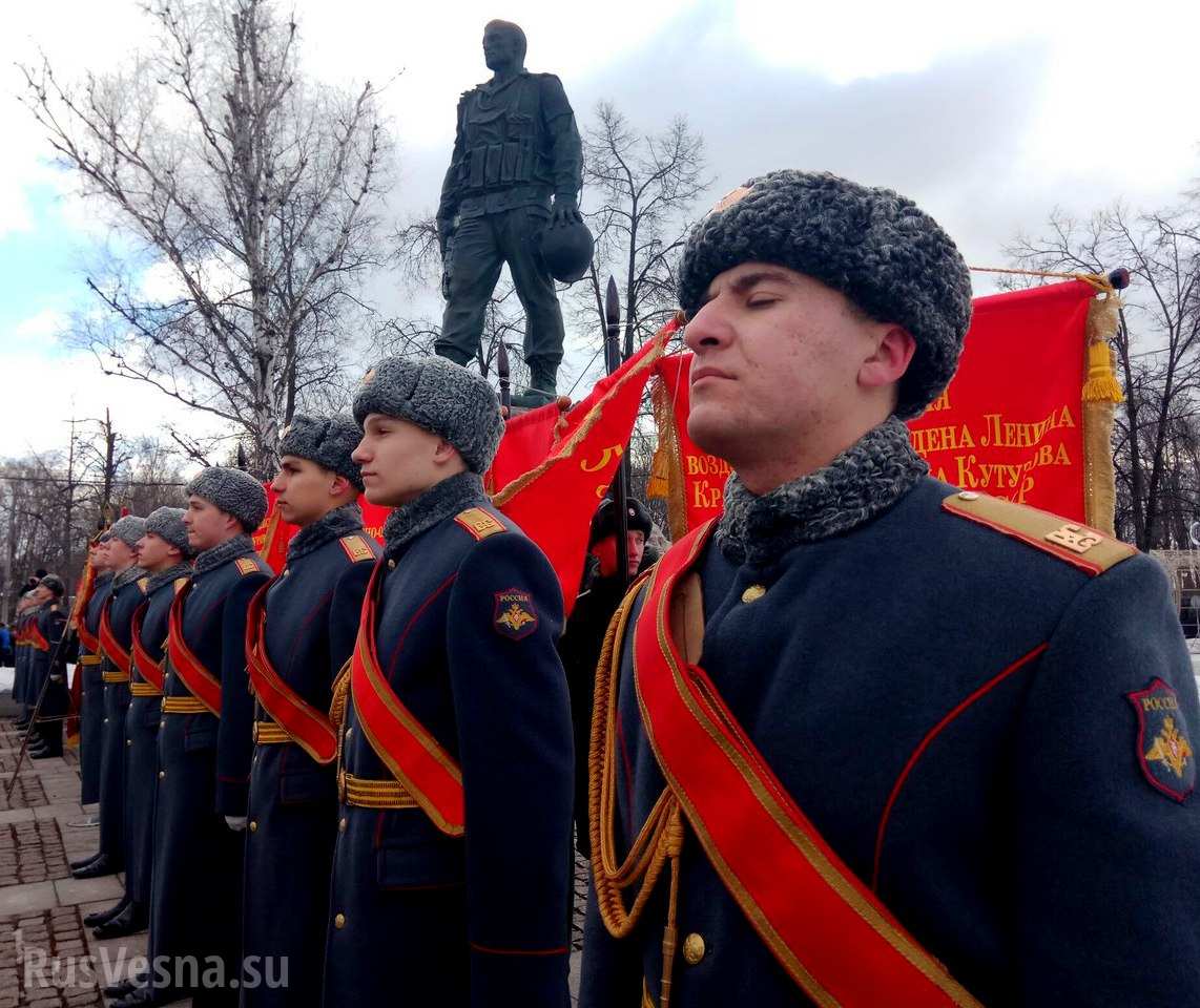 Бессмертный батальон: 5000 человек прошли с портретами своих товарищей, погибших в Афганистане и на Донбассе (ФОТО)