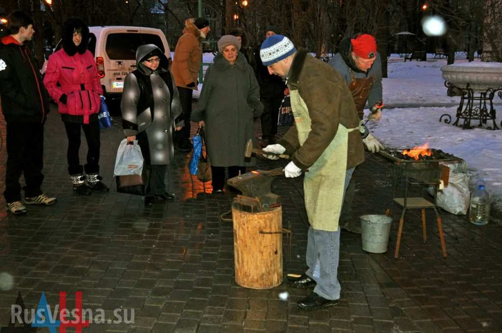 Кованные сердца Донецка: кузнецы поздравили дончан с днем влюбленных (ФОТО)