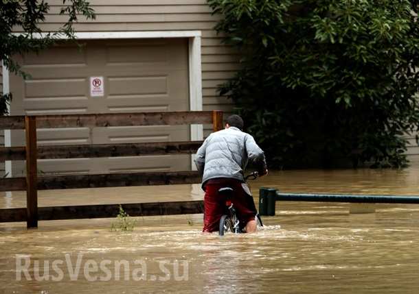 В Калифорнии город ушел под воду, идет эвакуация (ФОТО, ВИДЕО)