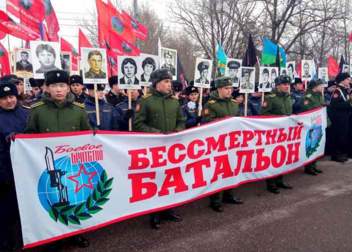 На Поклонной Горе тысячи ветеранов прошли с портретами своих товарищей из «Бессмертного батальона» 