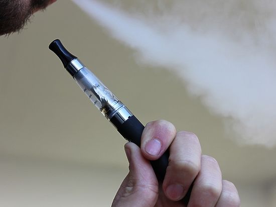 Электронные сигареты и никотиновые пластыри оказались одинаково вредны для здоровья