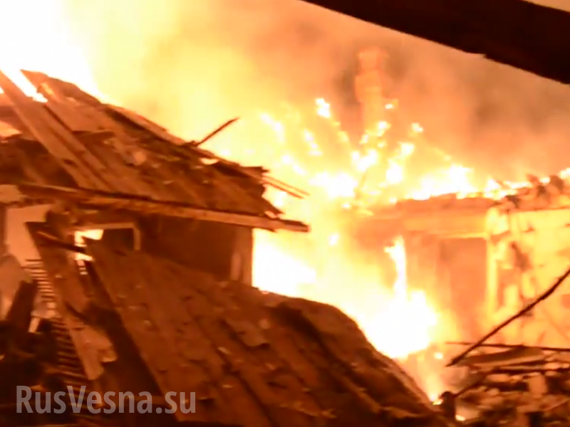 ВСУ обстреляли поселок Молодежный в ЛНР, сгорел жилой дом