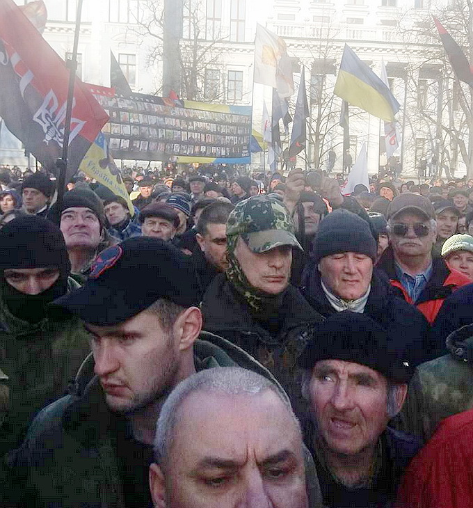 Боевики АТО пикетируют администрацию Порошенко 