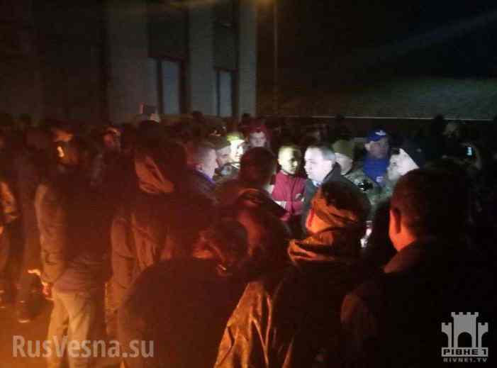 «Блокадный майдан» набирает обороты: Ровенскую ОГА пикетируют сотни людей — ПРЯМАЯ ТРАНСЛЯЦИЯ. Смотрите и комментируйте с «Русской весной» (+ФОТО)