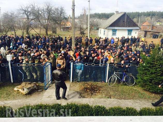 Новый очаг «сепаратизма»: в Ровенской области жители блокируют полицию и обещают устроить «второй Донецк» (ФОТО)