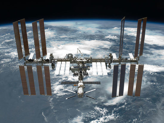 Члены экипажа МКС вышли в открытый космос в прямом эфире