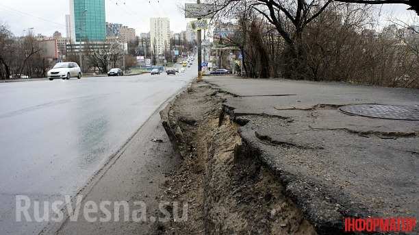 В Киеве разрушается еще один мост (ФОТО)