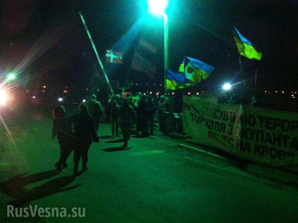 СРОЧНО: Радикалы прорвались через блокпост на помощь участникам блокады Донбасса (+ФОТО)