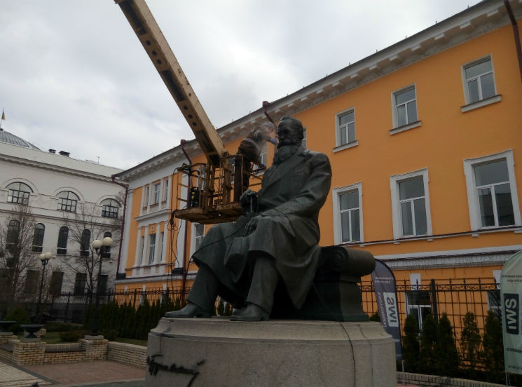 В Киеве отмыли от грязи первого президента Украины В Киеве отмыли от грязи первого президента Украины