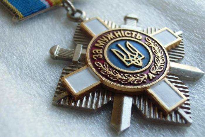Сестра погибшего на Донбассе украинского десантника решила вернуть Порошенко орден своего брата 