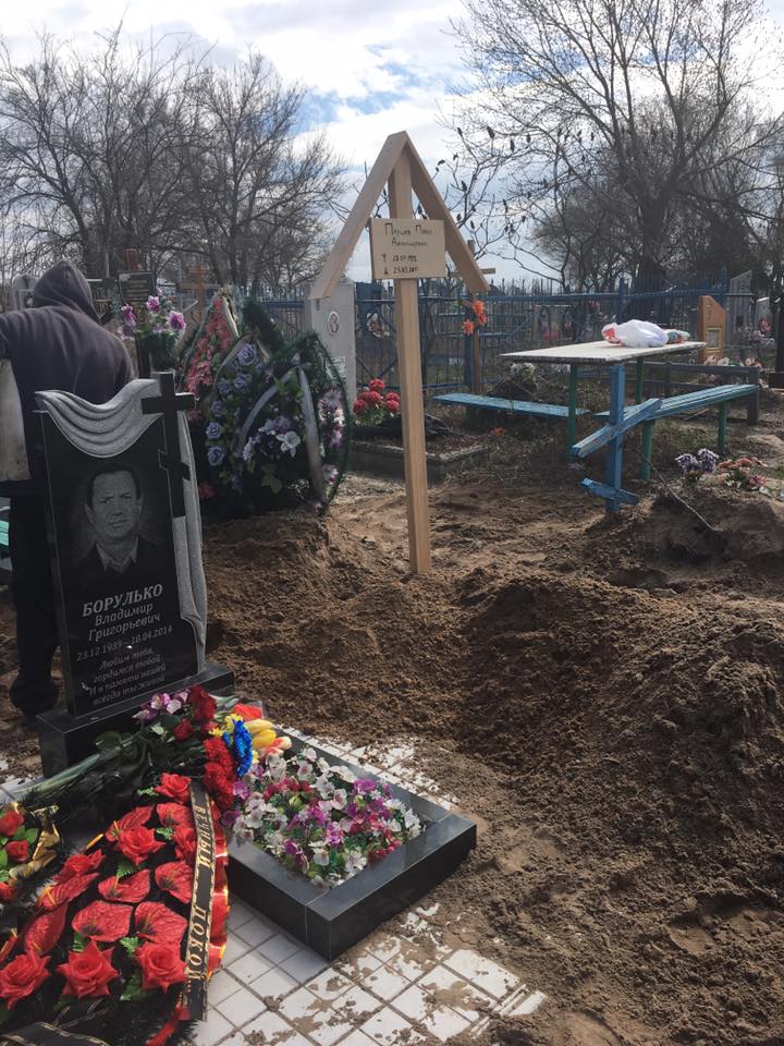 Убийцу Вороненкова похоронили по нацистскому обряду — в могиле без креста и с черным флагом в гробу 