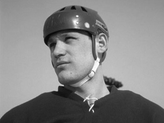 Скончался известный советский хоккеист Владимир Петров