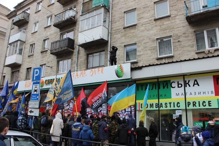 Националистам понравилось замуровывать «Сбербанк России» — в Тернополе повторили киевскую выходку 