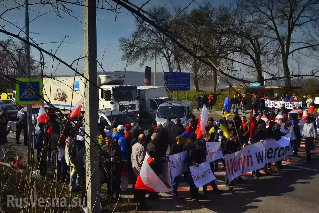 ВАЖНО: На Украине взбунтовались поляки, начались столкновения с силовиками, перекрыта международная трасса (ФОТО, ВИДЕО)