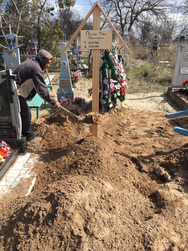 Убийцу Вороненкова похоронили по нацистскому обряду — в могиле без креста и с черным флагом в гробу 