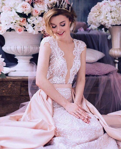 Юлианна Караулова выбирает свадебное платье