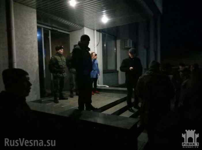 «Блокадный майдан» набирает обороты: Ровенскую ОГА пикетируют сотни людей — ПРЯМАЯ ТРАНСЛЯЦИЯ. Смотрите и комментируйте с «Русской весной» (+ФОТО)