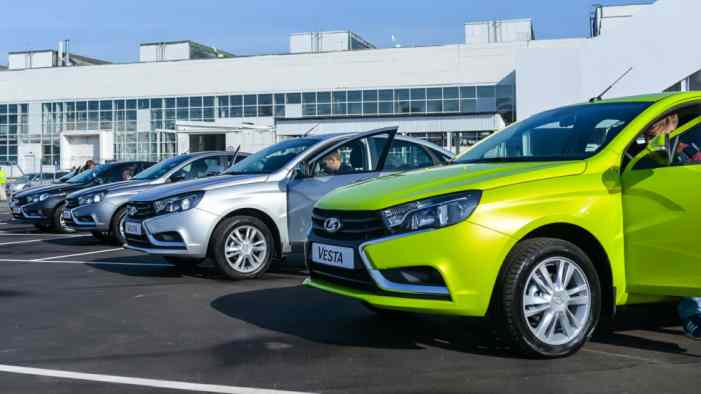 Продажи Lada в 2017 году могут вырасти до 300 000 машин