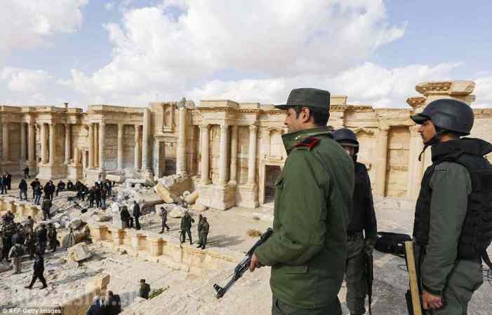 Пальмира: Воздушный парад ВКС РФ, смотр сил Армии Сирии и концерт (ВИДЕО, ФОТО)