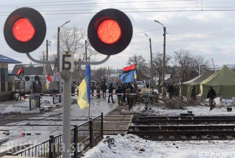 СРОЧНО: Радикалы прорвались через блокпост на помощь участникам блокады Донбасса (+ФОТО)